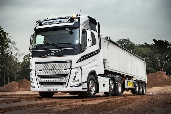 NEW VOLVO FH MAKES AN INSTANT IMPRESSION AT BAYLISS BROS