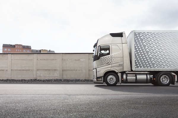 VOLVO LAUNCHES POWERFUL BIOGAS TRUCK TO LOWER CO2 EMISSIONS ON LONGER TRANSPORT ROUTES