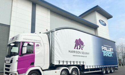 GIFTED LIVERY MARKS 20 YEARS OF SERVICE FOR HULL HAULIER